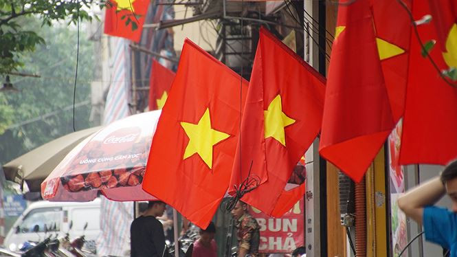 Cờ đỏ rực sáng trên phố Chùa Láng.