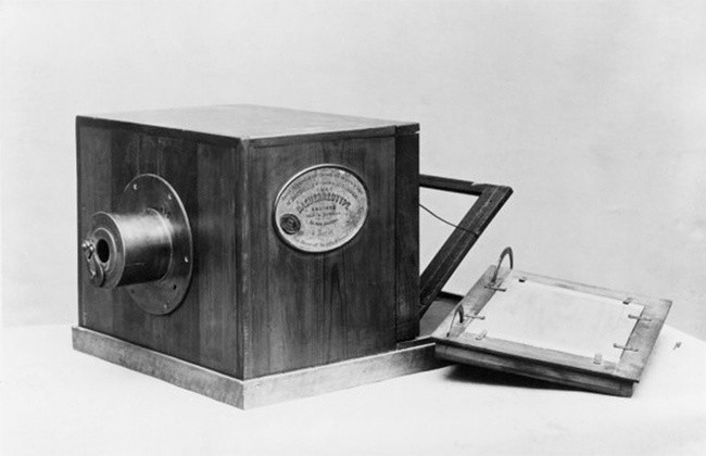 Giroux Alphonse đã phát minh ra chiếc camera năm 1839.