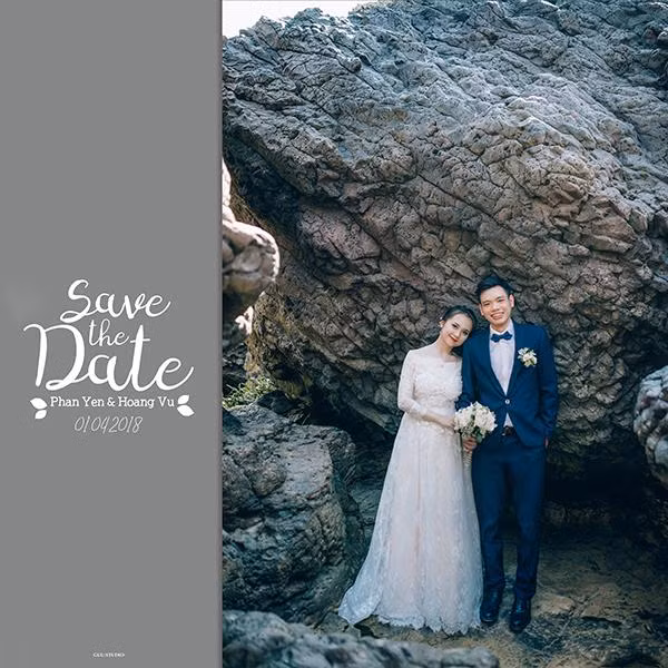 Hoàng Vũ tâm tình: “Thuở yêu nhau mỗi tuần mình thường bắt 2 tiếng xe bus để đến găp nàng. Đến bây giờ cả hai cố gắng sắp xếp gặp nhau nhiều hơn 1 chút và thường gọi điện, facetime để nổi liền khoảng cách”. Đôi vợ chồng trẻ quen nhau cách đây hơn 1 năm khi tình cờ cùng nhau tập văn nghệ của cơ quan. Ngay từ khi chạm mặt, anh chàng Hoàng Vũ đã đặc biệt ấn tượng với cô nàng đồng nghiệp có đôi mắt biết nói và nụ cười duyên.