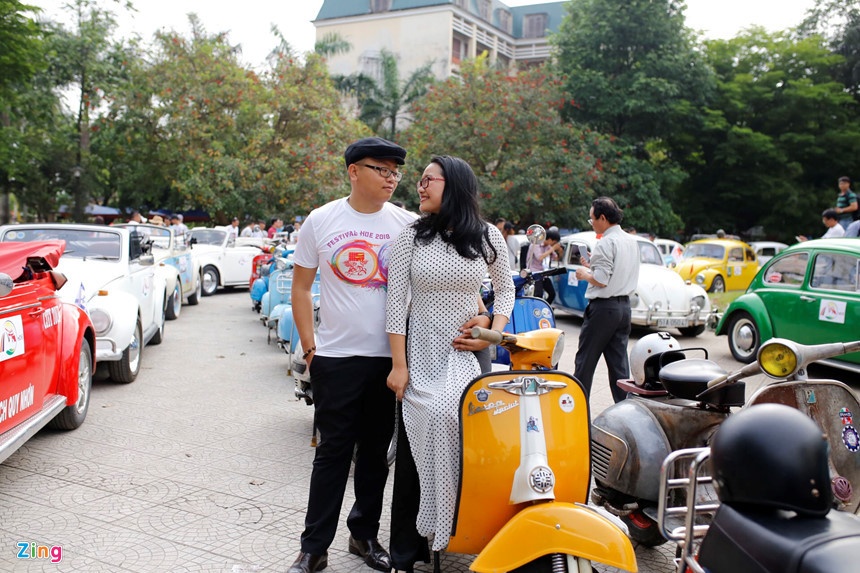 Một số bạn trẻ thích thú chơi đùa với chiếc Vespa cổ.