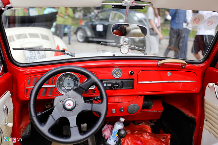 Nội thất đơn giản, không có nhiều chức năng do tuổi đời khá lâu. Tại Việt Nam, người chơi dòng xe này thường tự độ thêm điều hòa.