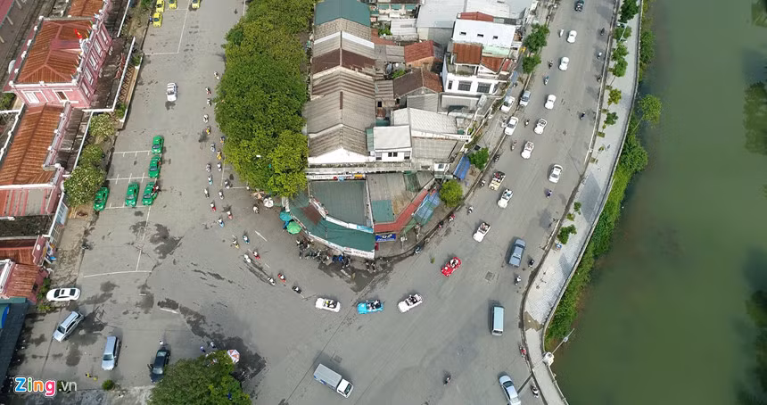 Đoàn xe đi qua các địa điểm đẹp ở cố đô Huế.