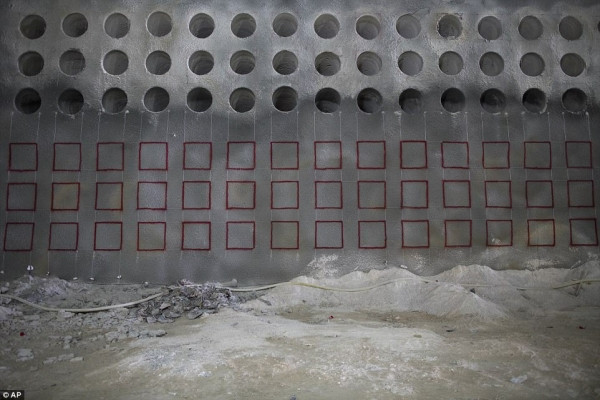 Arik Glazer, chủ đầu tư công trình, cho biết: “Chúng tôi đã lên ý tưởng này để cung cấp một lựa chọn an táng khác. Trên mặt đất thì không đủ diện tích đất, nên chúng tôi quyết định tận dụng không gian dưới lòng đất”. Theo quan niệm của người Do Thái, hầm mộ này sẽ giúp người đã khuất được sống lại.