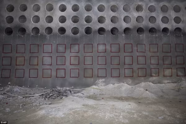 Arik Glazer, chủ đầu tư công trình, cho biết: “Chúng tôi đã lên ý tưởng này để cung cấp một lựa chọn an táng khác. Trên mặt đất thì không đủ diện tích đất, nên chúng tôi quyết định tận dụng không gian dưới lòng đất”. Theo quan niệm của người Do Thái, hầm mộ này sẽ giúp người đã khuất được sống lại.