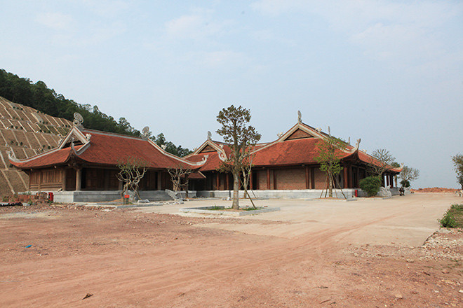 Đại Lãm Thần Quang Tự là tên chữ của chùa Dạm, ngôi chùa 1.000 năm tuổi nằm trên dãy núi Lãm Sơn được xây dựng từ thời Lý. Đến thời Lê, chùa được trùng tu với quy mô trên 100 gian. Tuy nhiên, chùa đã bị hư hỏng nặng do thời gian và chiến tranh. Hiện chùa đang được xây dựng lại khang trang, hoàng tráng.