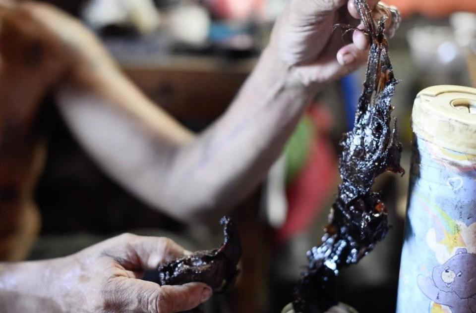 “Điều này có thể tìm thấy trong kinh thánh Ezekiel 37 đoạn thung lũng xương khô: "Anh dâng linh hồn họ cho chúa và tẩy sạch tội lỗi bằng việc cầu nguyện"”, Angelito “Rambo” Oreta - người làm phép của giáo phái Vua Sắt chia sẻ với nhà làm phim tài liệu Nikon. Angelito luôn đeo chiếc đai bằng xương trên người dù ngày hay đêm.