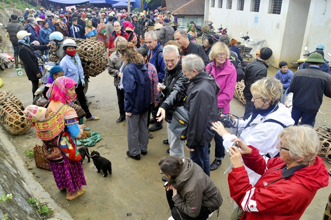 Chợ "tù đế" Bắc Hà thu hút đông du khách tới tham quan