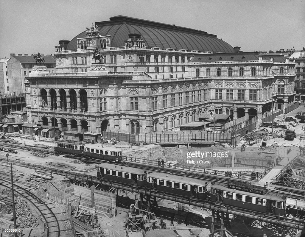 Trong số những trận bom trút xuống thành phố Vienna, đáng chú ý là sự kiện diễn ra vào ngày 12/3/1945. Vào ngày hôm ấy, thành phố Vienna bị đánh bom dữ dội. Nhiều tòa nhà ở thành phố này bị san phẳng hoặc thiệt hại nghiêm trọng.