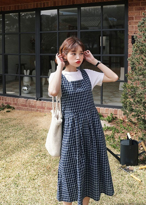 Váy hai dây mát mẻ nhưng luôn khiến người mặc lo sợ bị hớ hênh lộ hàng. Vậy thì công thức mix items này cùng áo phông trơn dường như sinh ra là để giải quyết những nỗi băn khoăn này. Với một chiếc áo phông trắng, khi mặc bên ngoài chiếc váy kẻ ô, bạn gái đã được hô biến ngay lập tức về diện mạo, vừa nữ tính dịu dàng lại sành điệu hợp mốt hơn.