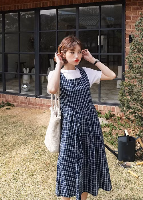 Váy hai dây mát mẻ nhưng luôn khiến người mặc lo sợ bị hớ hênh lộ hàng. Vậy thì công thức mix items này cùng áo phông trơn dường như sinh ra là để giải quyết những nỗi băn khoăn này. Với một chiếc áo phông trắng, khi mặc bên ngoài chiếc váy kẻ ô, bạn gái đã được hô biến ngay lập tức về diện mạo, vừa nữ tính dịu dàng lại sành điệu hợp mốt hơn.