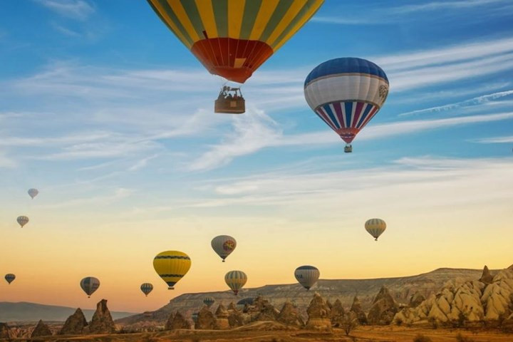 Công viên quốc gia Goreme và thung lũng đá Cappadocia, Thổ Nhĩ Kì là di sản thế giới được UNESCO công nhận, nổi tiếng với các hang động, thành phố ngầm và hơn 200 nhà thờ đá. Tạo hình của các tảng đá lớn tô điểm thêm cho vẻ đẹp của công viên.