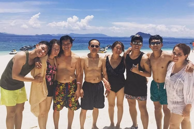 Sau video cầu hôn lãng mạn, John huy Trần liên tục có những bộ ảnh rất tình tứ cùng bạn trai và họ cũng công khai hình ảnh trước công chúng nhiều hơn.