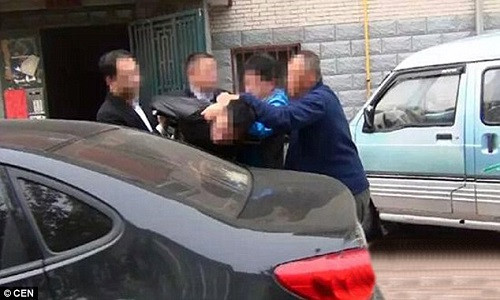 Đối tượng Li bị bắt sau một thời gian cảnh sát theo dõi. Đối tượng Li bị bắt sau một thời gian cảnh sát theo dõi.