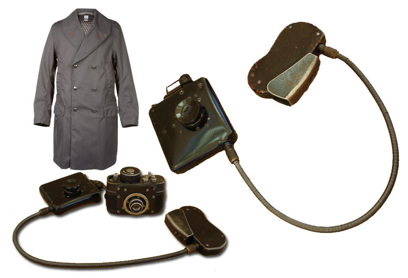 Trong những năm 1970, điệp viên của Liên Xô đã sử dụng những máy ảnh mini giấu trong áo choàng để tiếp cận mục tiêu, thu thập tin tức tình báo. Bộ điều khiển thường được giấu trong túi áo khoác để điệp viên dễ dàng sử dụng mà không bị bại lộ thân phận.