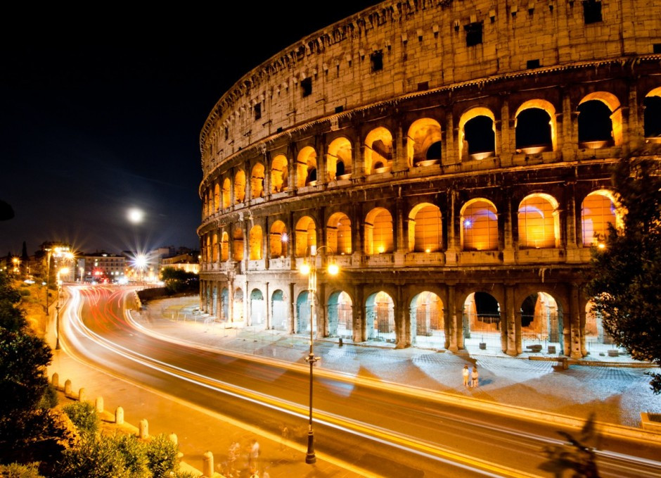 Đấu trường La Mã (Colloseum) ở Rome, Italy là một trong những kiệt tác kiến trúc của nhân loại đứng sừng sững đến ngày nay. Được xây dựng từ năm 70 - 80 sau Công nguyên, đấu trường La Mã là công trình có số chỗ ngồi lớn nhất trong thế giới La Mã. Công trình này có sức chứa khoảng 50.000 - 80.000 người.