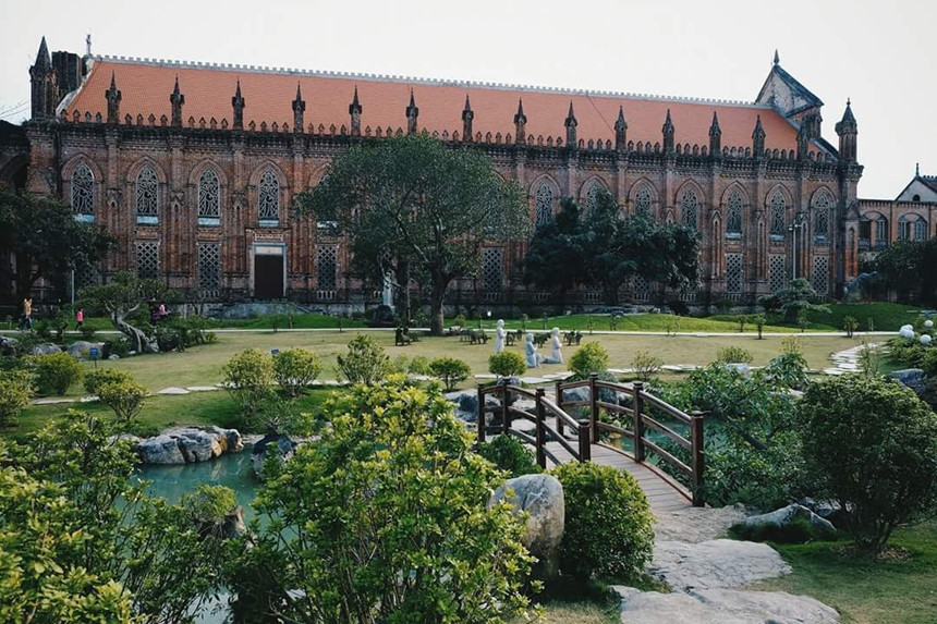 Khuôn viên nhà thờ rộng, trang trí cầu kỳ với khối hòn non bộ, cây xanh, tượng điêu khắc tinh tế,...