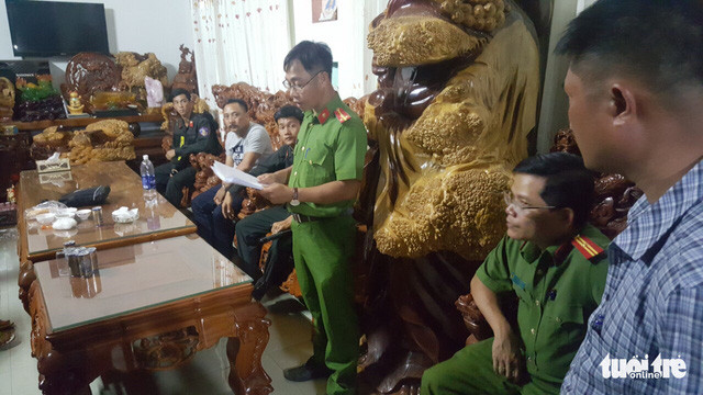 Công an đọc lệnh bắt, khám xét nhà Phượng "râu" - Ảnh: A.X