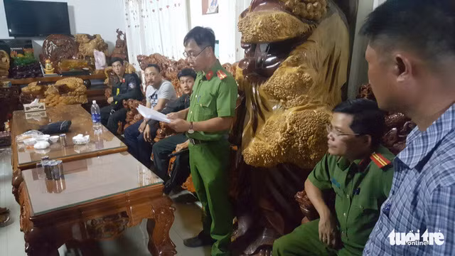 Công an đọc lệnh bắt, khám xét nhà Phượng "râu" - Ảnh: A.X