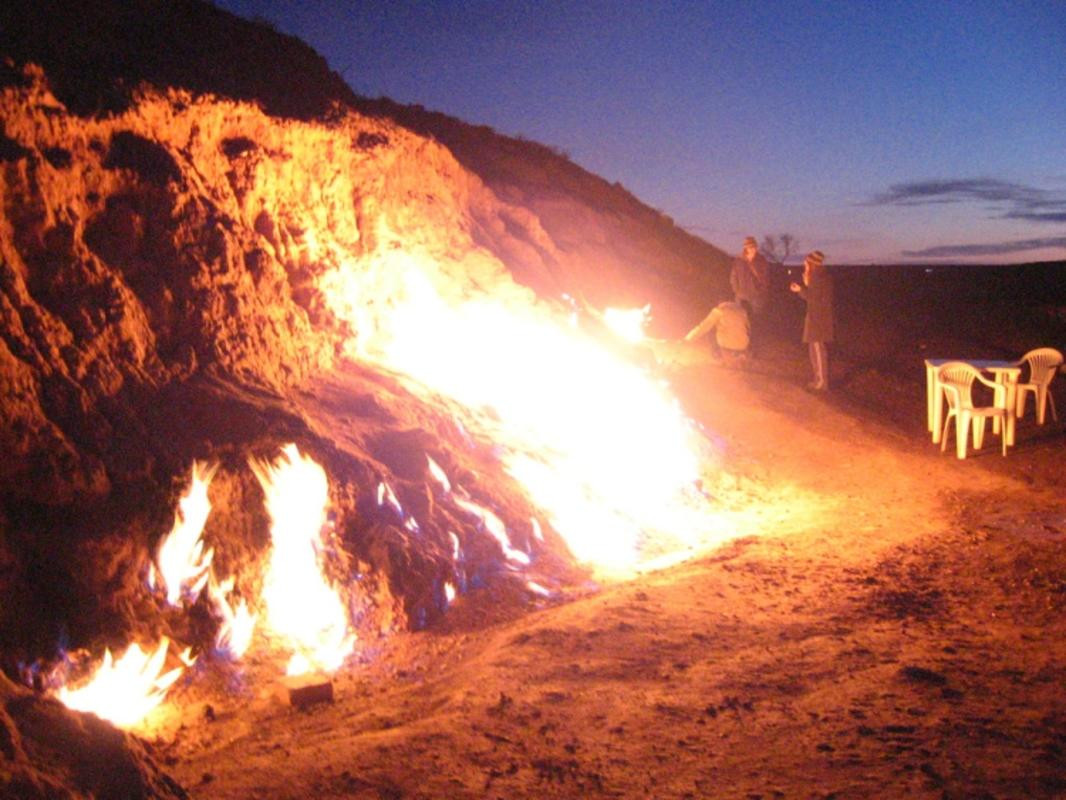 Một số chuyên gia, nhà khoa học nhận định sở dĩ lửa cháy liên tục suốt hàng nghìn năm qua ở núi Yanar Dag là vì ngọn núi này nằm trên một nguồn khí gas tự nhiên khổng lồ. Chính vì vậy, lửa ở đây rực cháy liên tục mà không bị tắt. Mời quý độc giả xem video: “Ngọn núi nổi tiếng nhất lịch sử điện ảnh” xuất hiện trong phim “Kong: Đảo đầu lâu” (nguồn: VTC14)