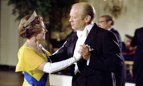 Tổng thống Mỹ Gerald R. Ford khiêu vũ với Nữ hoàng Elizabeth II trong buổi tiệc tối tổ chức ở phòng phía Đông của Nhà Trắng khi bà có chuyến thăm Mỹ ngày 7/7/1976. Tổng thống Ford là một trong những chính khách hàng đầu thế giới để lại nhiều dấu ấn lịch sử.