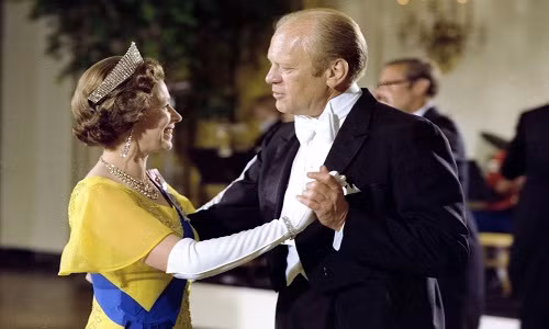 Tổng thống Mỹ Gerald R. Ford khiêu vũ với Nữ hoàng Elizabeth II trong buổi tiệc tối tổ chức ở phòng phía Đông của Nhà Trắng khi bà có chuyến thăm Mỹ ngày 7/7/1976. Tổng thống Ford là một trong những chính khách hàng đầu thế giới để lại nhiều dấu ấn lịch sử.