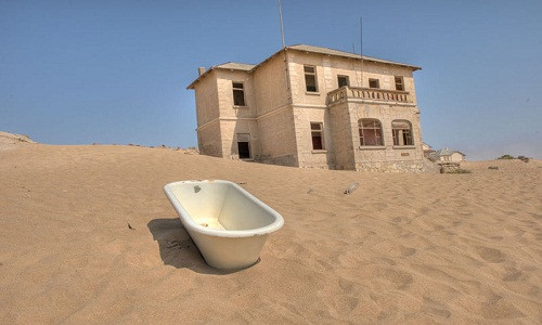 Tuy nhiên, tới năm 1930, nguồn tài nguyên tại Kolmanskop cạn kiệt. Người dân lần lượt bỏ đi kể từ năm 1954. Theo thời gian, thị trấn này bị bỏ hoang và bị cát sa mạc từ từ "nuốt chửng".