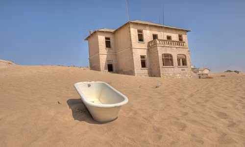 Tuy nhiên, tới năm 1930, nguồn tài nguyên tại Kolmanskop cạn kiệt. Người dân lần lượt bỏ đi kể từ năm 1954. Theo thời gian, thị trấn này bị bỏ hoang và bị cát sa mạc từ từ "nuốt chửng".