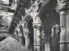 Nhà hát opera thành phố Vienna, điện Philippshof nằm đối diện nhà hát cũng bị nhấn chìm trong biển lửa do trúng bom.