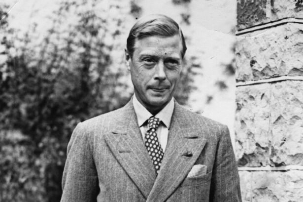 Yêu say đắm Wallis Simpson, Vua Edward VIII quyết định thoái vị ngày 10/12/1936 để cưới người tình. Sự kiện này gây rúng động dư luận bởi vì Edward VIII còn là một trong những vị vua cai trị ngắn nhất trong lịch sử Anh, làm vua chỉ trong 326 ngày.