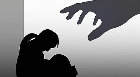 Vào ngày hôm ấy, bé gái 4 tuổi cùng một em bé khác là những người đầu tiên bước lên xe buýt sau giờ tan học ở Thane, gần thành phố Mumbai. Người đàn ông lau dọn xe bus đã gọi cô bé xuống hàng ghế cuối và giở trò đồi bại.