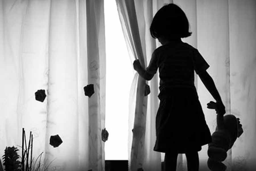 Vụ việc chỉ được đưa ra ánh sáng sau khi nạn nhân đem chuyện em bị lạm dụng kể với cô giáo. Supt Tuah khai với cảnh sát rằng, người mẹ 48 tuổi của bé gái trên, từng li dị 3 lần, không hề hay biết chuyện con gái bị xâm hại.