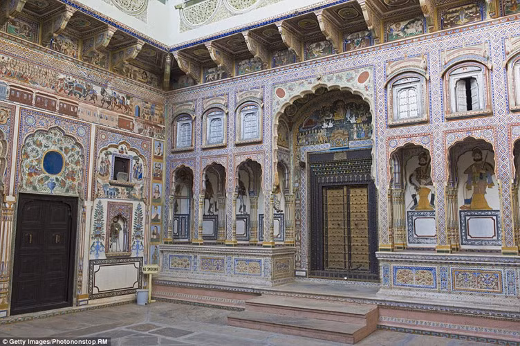 Sau nhiều năm bỏ hoang, một số biệt thự ở Shekhawati xuống cấp và bị hư hại khá nhiều.