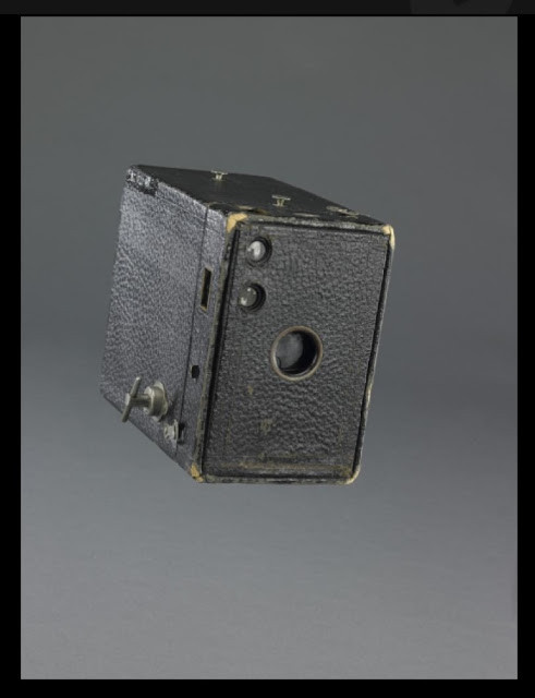 Đây là máy ảnh Kodak Brownie Box của Bernice Palmer được cô sử dụng vào sáng ngày 15/4/1912 để chụp những khoảnh khắc khó quên về vụ chìm tàu Titanic cũng như việc giải cứu các hành khách gặp nạn.