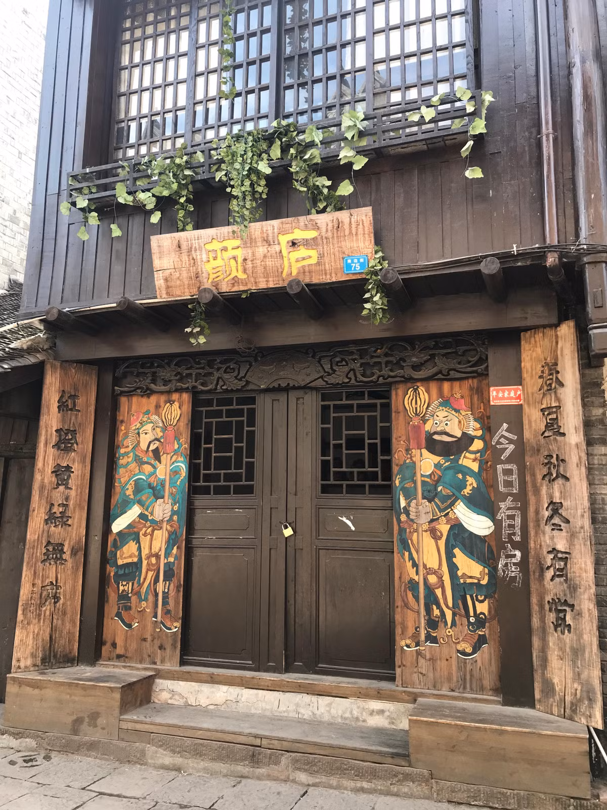 Đi sâu vào những con ngõ sẽ bắt gặp nhiều ngôi nhà với kiến trúc cổ. Nhà được xây dựng không có đinh tán, mà hàng vạn chi tiết gỗ được lắp ghép với nhau bằng mộng. Bạn có thể nhìn thấy những ngôi nhà với chiếc cửa gỗ xếp độc đáo.