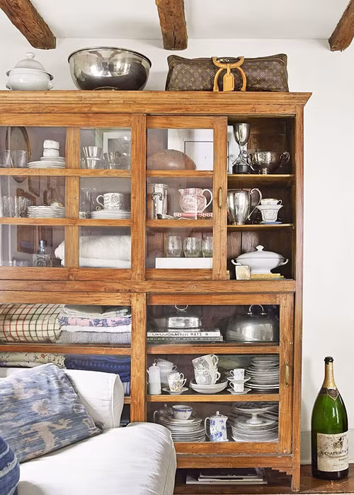 Chiếc tủ lớn vừa là đồ trang trí vừa là nơi để gia đình Jennifer cất trữ tương đối nhiều đồ đạc.