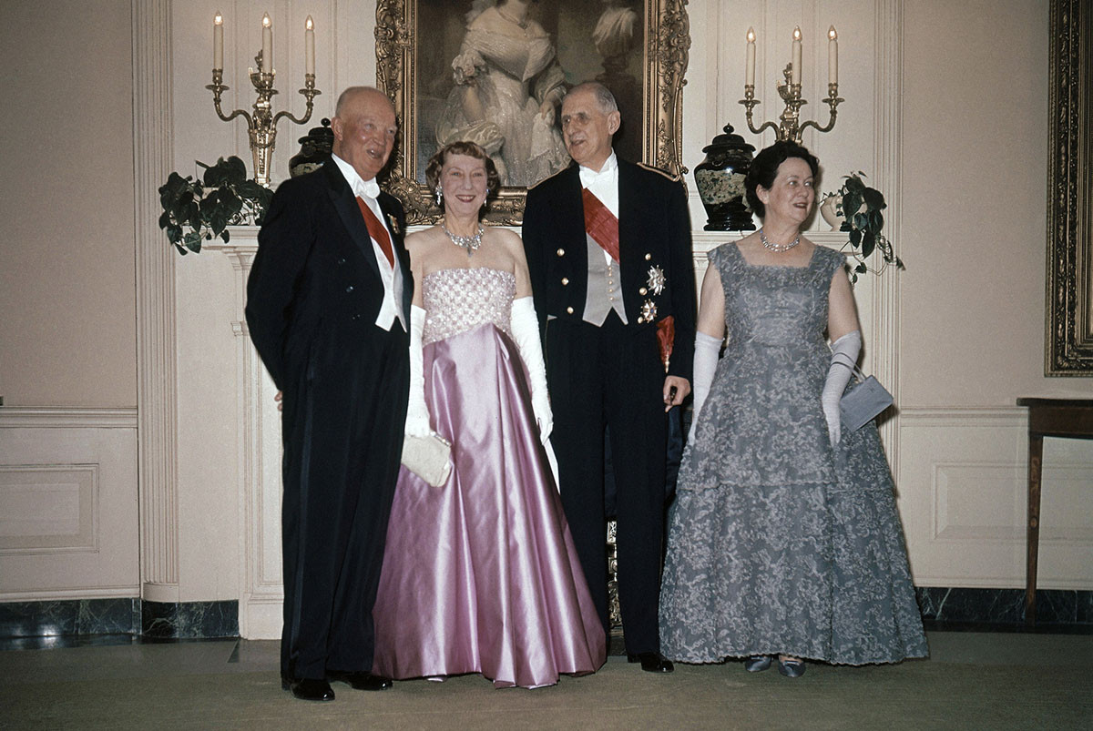 Tổng thống Pháp Charles de Gaulle và phu nhân Madame Yvonne de Gaulle được Tổng thống Mỹ Dwight Eisenhower và Đệ nhất phu nhân Mary Eisenhower tiếp đón long trọng tại Nhà Trắng ngày 22/4/1960.