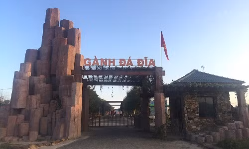 Thắng cảnh Gành Đá Đĩa nằm tại xã An Ninh Đông, huyện Tuy An, tỉnh Phú Yên.