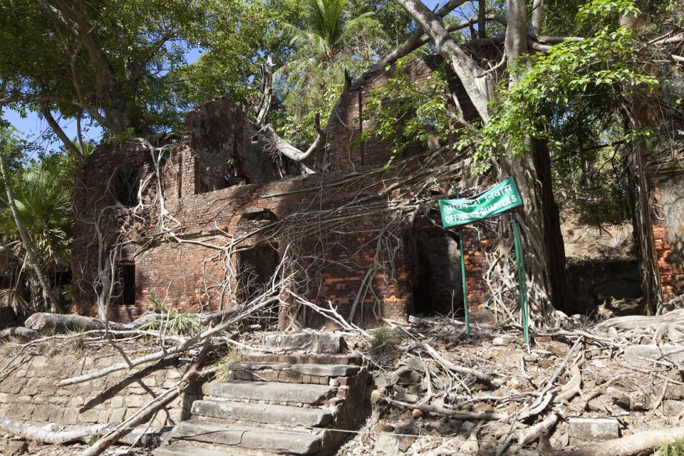 Khung cảnh ma mị của những tòa nhà bị bỏ hoang trên đảo Ross.