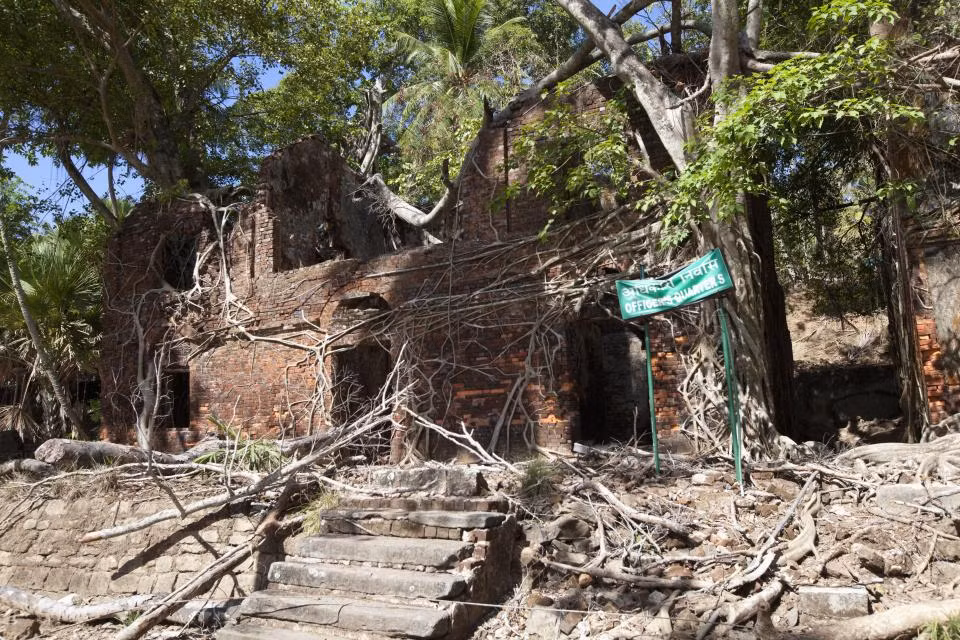 Khung cảnh ma mị của những tòa nhà bị bỏ hoang trên đảo Ross.