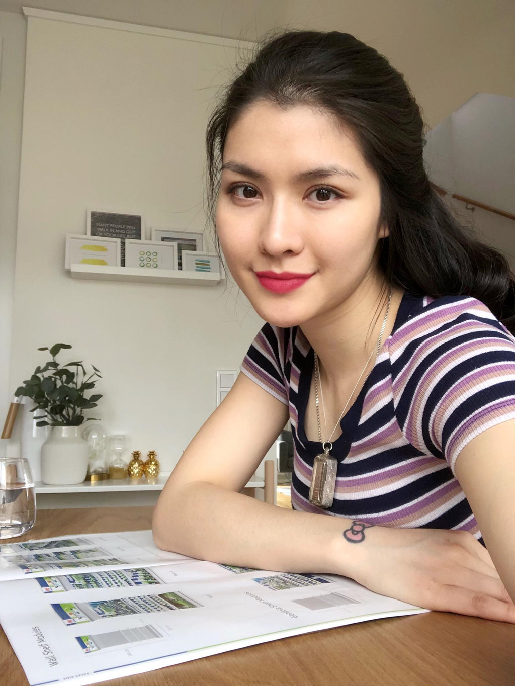 Bích Huyền: Bích Huyền nổi tiếng từ khi còn nhỏ. Năm 7 tuổi, cô có cơ hội tham gia bộ phim Đội đặc nhiệm nhà C21. Dù Bích Huyền chỉ đảm nhận vai phụ nhưng thành công của bộ phim kéo theo sự nổi tiếng của dàn diễn viên. Sau đó, nữ diễn viên có cơ hội khẳng định khả năng và tên tuổi của mình qua Vòng nguyệt quế. Trong Vòng nguyệt quế, Bích Huyền đảm nhận vai Hân – một nhà văn trẻ, có tên tuổi, cô được ngợi khen cả về ngoại hình lẫn tài năng nhưng tính cách kiêu ngạo, tự tin. Phim tuy nhận nhiều đánh giá trái chiều về kịch bản, cách xây dựng hình tượng nhân vật nhưng Bích Huyền sau đó vẫn được đánh giá là gương mặt tiềm năng với diễn xuất linh hoạt.