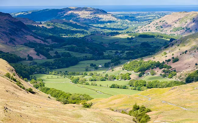 Đèo Hardknott, Quận Hồ: Để đến được thung lũng xanh này, phải vượt qua tuyến đường hẹp, bẻ cong đầy thách thức qua Eskdale và Đèo Wrynose.