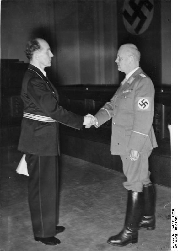 Phiên tòa xét xử Sophie Scholl, Hans Scholl kết thúc chỉ sau 1 giờ đồng hồ và cả hai đều bị kết án tử hình. Sau 6 giờ tính từ lúc bị bắt giữ, hai người này bị đưa lên máy chém.