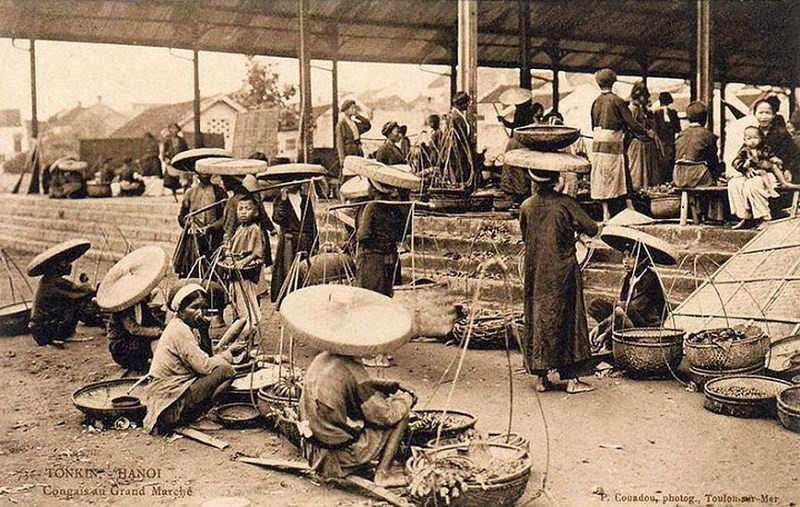 Năm 1890 chính quyền Pháp mới bắt đầu xây dựng chợ Đồng Xuân, tạo thành năm vòm cửa và năm nhà cầu dài 52m, cao 19m. Mặt tiền theo kiến trúc Pháp, gồm năm phần hình tam giác có trổ lỗ như tổ ong, lợp mái tôn.