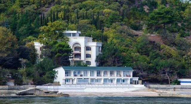 Đây là một biệt thự dành cho giới lãnh đạo Liên Xô ở Yalta. Bên trong biệt thự có hàng chục phòng được thiết kế sang trọng và tầm nhìn đẹp.