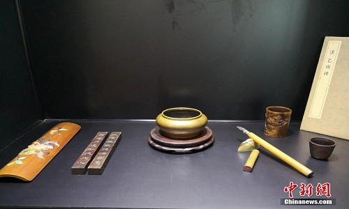 Những cổ vật quý giá như bút, giấy, nghiên mực, thỏi mực... của các học giả Trung Quốc thời xưa được trưng bày triển lãm cho công chúng tham quan tại Lan Châu, tỉnh Cam Túc. Trong ảnh là những vật gắn liền với các học giả thời nhà Thanh.