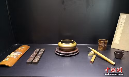 Những cổ vật quý giá như bút, giấy, nghiên mực, thỏi mực... của các học giả Trung Quốc thời xưa được trưng bày triển lãm cho công chúng tham quan tại Lan Châu, tỉnh Cam Túc. Trong ảnh là những vật gắn liền với các học giả thời nhà Thanh.