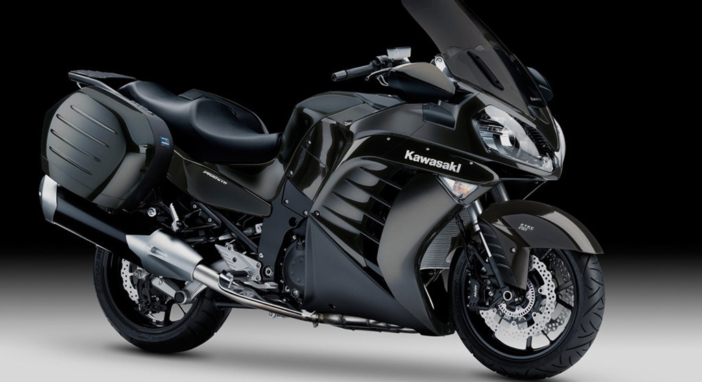 6. Kawasaki 1400 GTR: Kawasaki 1400 GTR được đánh giá là một trong những mẫu sport-touring tốt nhất mọi thời đại. Các công nghệ như van biến thiên và cảm biến áp suất lốp đã được trang bị trên mẫu xe này từ 10 năm trước. Động cơ 4 xi-lanh thẳng hàng 1.352 cc chỉ đáp ứng tiêu chuẩn Euro 3 và việc Kawasaki cho ra mắt H2 SX cũng chính là dấu chấm hết cho mẫu môtô này. Đó là dấu chấm hết một kỉ nguyên vàng son của Kawasaki 1400 GTR trong phân khúc sport-touring.