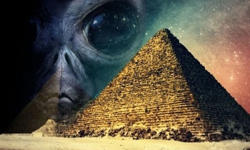 Một số người theo thuyết âm mưu từ lâu tin rằng kim tự tháp Giza ở Ai Cập có thể do người ngoài hành tinh tạo nên. Những người này suy đoán con người không thể tự xây dựng nên kim tự tháp nếu như không có sự giúp đỡ về công nghệ tiên tiến của người ngoài hành tinh.