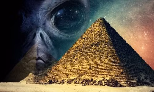Một số người theo thuyết âm mưu từ lâu tin rằng kim tự tháp Giza ở Ai Cập có thể do người ngoài hành tinh tạo nên. Những người này suy đoán con người không thể tự xây dựng nên kim tự tháp nếu như không có sự giúp đỡ về công nghệ tiên tiến của người ngoài hành tinh.