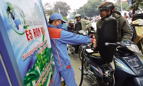 Vi sao gia xang dau tang manh tu 15h chieu nay?